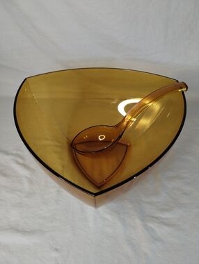 Tupperware Sheerly Elegant Triangle Serving Bowl with a matching ladle